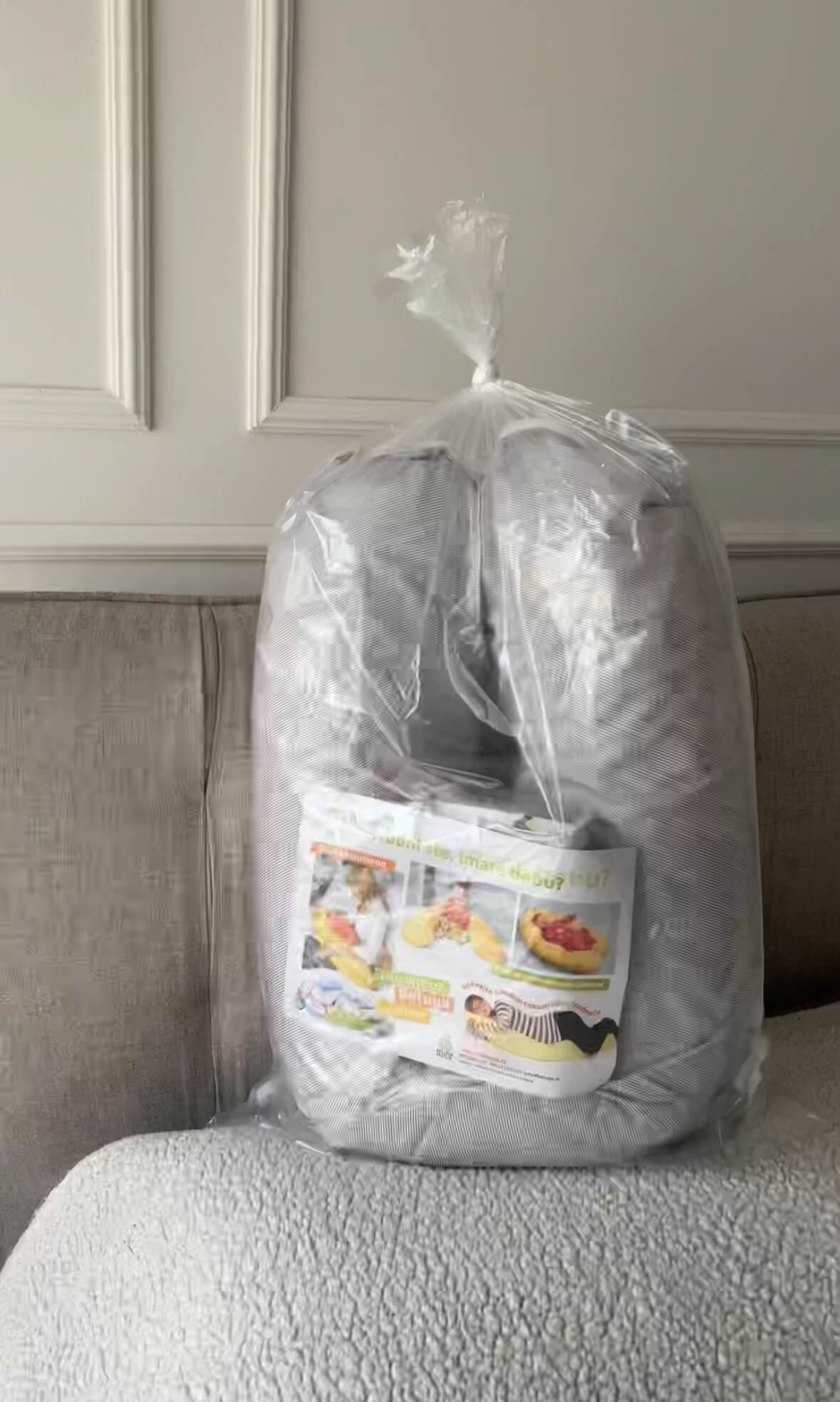 Beluga sivi jastuk upakovan